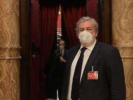 Con 3 dosi di vaccino, Emiliano fa il tampone per il Mattarella bis confermando la follia delle discriminazioni di Draghi