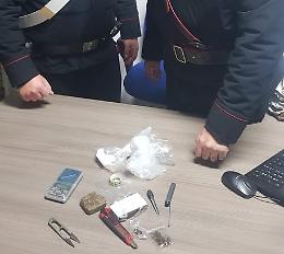 «Anomalo andirivieni»,  a Bernalda nei guai un 24enne: in casa 165 grammi di hascisc e bilancino