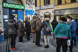 Con tre dosi non si è 'immuni' e il pass rafforzato espone al rischio contagio: così la prevenzione la pagano gli italiani
