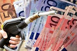 Sulla A21 la benzina arriva a sfiorare i 2,8 euro in modalità servito: la denuncia di Assoutenti