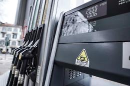 Aumenti senza sosta: superati i due euro per un litro di benzina
