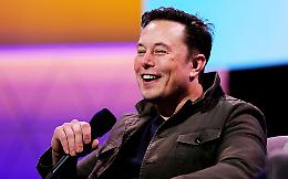 Fuga da Kiev, il carburante scarseggia ed Elon Musk mette a disposizione la ricarica gratuita per i mezzi elettrici