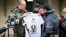 Il camaleontico Salvini vola in Polonia, rimbalzato dal sindaco polacco che gli mostra la maglia di Putin