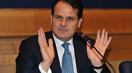 La pandemia logora chi non ce l'ha: per una fornitura di guanti sequestrati 58mila euro all'ex ministro Romano
