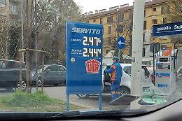 Nell'Italia di Draghi il carburante al servito si avvia pericolosamente a 2 euro e mezzo al litro
