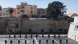 Manifestazione a Taranto al passaggio della Marina Militare : «Le guerre degli imperi le pagano i popoli. No Nato, no Putin»