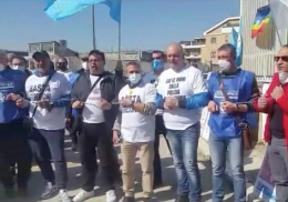 Situazione insostenibile al carcere di Foggia, agenti della Polizia penitenziaria del Sappe in catene