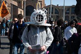 'Friday for future', da Milano a Bari, migliaia in piazza e cori contro Draghi e Cingolani
