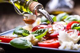 Pure per i cibi ci si divide in "buoni" e "cattivi": meglio scegliere la pace della  “Dieta mediterranea”