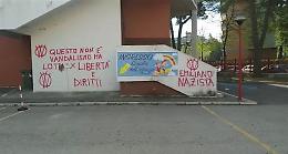 Scritte no vax su una scuola di Foggia: «I vaccini uccidono i bambini, il governo lo sa. I bambini non si toccano»