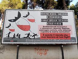 Quei manifesti "No green pass" che stanno facendo discutere Foggia