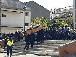 Petacciato ha riabbracciato Sonia, la 46enne uccisa a Pasqua in Lussemburgo: «Martire innocente della stupidità umana», ha detto il vescovo