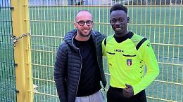 Dalle urla di speranza su un barcone ai fischi dei campi di calcio: storia di Ebrima, il giovanissimo immigrato diventato arbitro