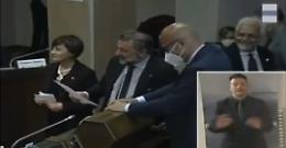 Leone da pediatra ad otorino, a Merra i "consigli" per il mal di gola e scoppia la bufera
