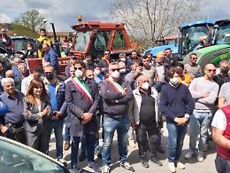 Trattori in marcia sulla Regione a Campobasso per annunciare la "morte" di «sorella Agricoltura»