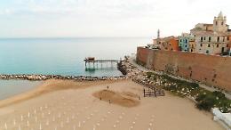 Ecco chi è il gigante che ha lasciato un'impronta del piede di 23 metri sulla spiaggia di Termoli