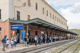 Cristo è ancora fermo a Eboli per la tratta ferroviaria che da Calitri porta a Foggia e in Basilicata, via Rocchetta Sant'Antonio