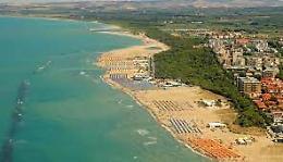 Cosa non si fa per il bel Molise? Si svuotano i conti dell'azienda a Milano e si compra casa al mare a Campomarino