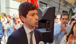 Forti contestazioni per Speranza a La Spezia, folla al grido di 'venduto', 'buffone' e 'assassino'

