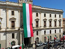 A Potenza in centinaia in piazza Mario Pagano per la Festa della Repubblica