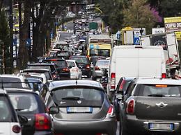 Caro benzina, si torna ai prezzi di febbraio: FdI chiede la liberalizzazione dello smart working