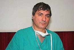 Non c'è pace per il "mago del bisturi" Paolo Macchiarini, condannato in Svezia: nel 2007 eseguì con clamoroso successo a Foggia il primo trapianto in Italia di un'aorta
