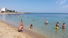 Tragedia in Puglia: salva la figlioletta gemella in mare, ma lui annega