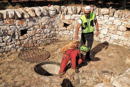 Cade a 120 metri di profondità nella grotta più profonda della Puglia, soccorsi anche da Basilicata e Campania per recuperare una speleologa di 41 anni