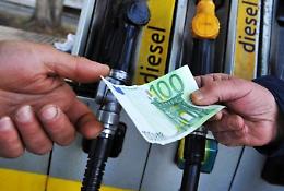 Caro carburante, firmato il decreto per il taglio di 30 centesimi: il problema è ancora posticipato 