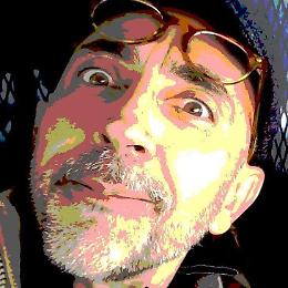 Dalla "Soavex" Matera il Gallo del fumetto che canta le gesta di "The Washer", il supereroe dell'intima igiene