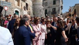 L'abbraccio di Fornelli a Nancy Pelosi: la terza carica degli Stati Uniti ora è cittadina del Molise, nel paese della madre