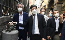 Speranza a Napoli lancia le punture d'autunno: «Avremo i vaccini adattati alle varianti»
