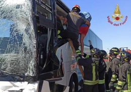 Scontro tra pullman e tir a Barletta, miracolosamente illesi 30 bambini salvati dai Vigili del Fuoco