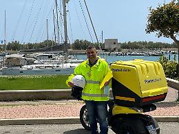 Il nostro portalettere Gianni viene ritratto sul lungomare di Policoro “Bandiera Blu” ormai da 7 anni