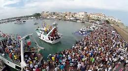In migliaia a Termoli per la processione in mare di San Basso