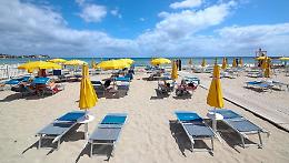 Vacanze estive, rincari fuori controllo: treni, aerei, alberghi e ristoranti bastonano gli italiani