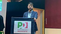 La Regina cucinato nel suo brodo: 63 voti favorevoli alla mozione di sfiducia, sette astenuti e nessun voto contrario
