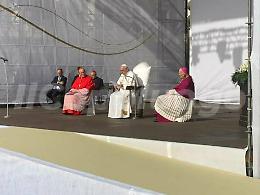 Il Papa a L'Aquila in dialetto abruzzese: «Jemonnanzi!»