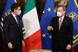 Sondaggi, il M5s cresce e Conte tira dritto: "L'agenda Draghi è un pericolo per la democrazia"
