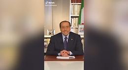 “Vi chiedo di presentarmi la vostra ragazza? Ma no .. ”, Berlusconi re di Tik Tok, oltre 9 milioni di visualizzazioni