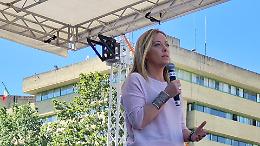 Ultima domenica di campagna elettorale, Meloni a Matera: "Basta scafisti amici della sinistra" 