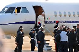 Per il maltempo, Papa Francesco a Matera sulle ali di un Falcon 900 dell'Aeronautica atterrato a Gioia del Colle