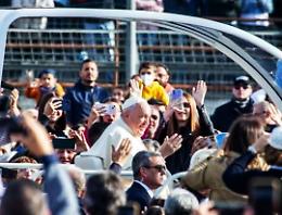  31 anni dopo Wojtyla, Papa Francesco a Matera: "Il futuro eterno dipende dalla vita presente"