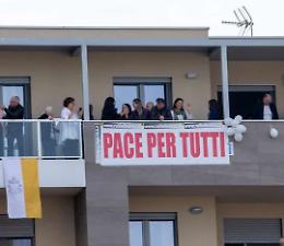 Papa Francesco a Matera, da un balcone campeggia lo striscione "Pace per tutti"