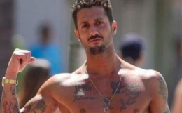 Fabrizio Corona incassa un'assoluzione: una sua amica gli teneva nascosti 2,6 milioni in contanti in un controsoffitto