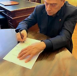 
Berlusconi torna al Senato: firmate le pratiche per la registrazione
