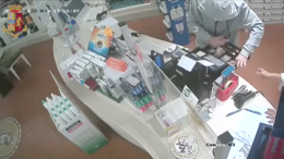 La Polizia acciuffa il 39enne rapinatore di farmacia e tabaccheria