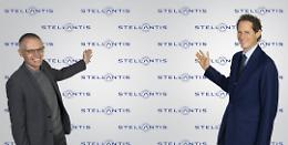 Stellantis: nel 2023 al ceo Taveres ben 13,5 milioni di stipendio e 10 una tantum. Elkann si "accontenta" di 3,2 