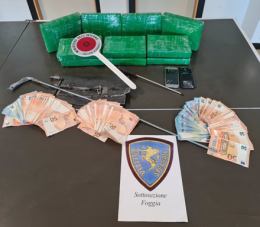 Polizia e GdF "rimorchiano" al casello autostradale di Foggia un carro attrezzi che trasportava 10 chili di cocaina da 4milioni di euro