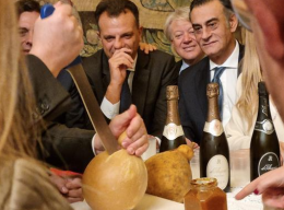 Manovra, al Senato la festa del caciocavallo di Fratelli d'Italia portato da Anna Maria Fallucchi di Foggia